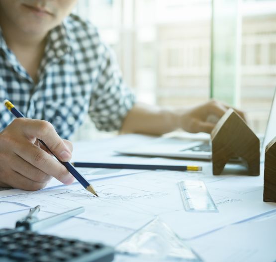 Arquitecto diseñando proyecto de obra
